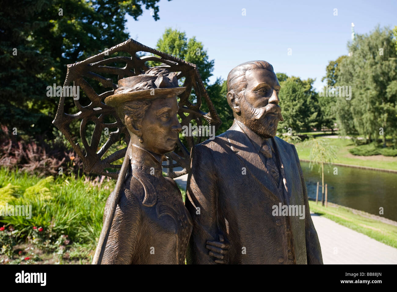 Des statues en bronze dans le parc de la ville, George Armestett Pichlow et Cecilie, Riga, Lettonie, Pays Baltes Banque D'Images