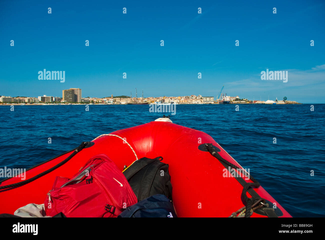 Proue de bateau gonflable rouge approchant le port de Palamos Costa Brava Catalogne Espagne Banque D'Images