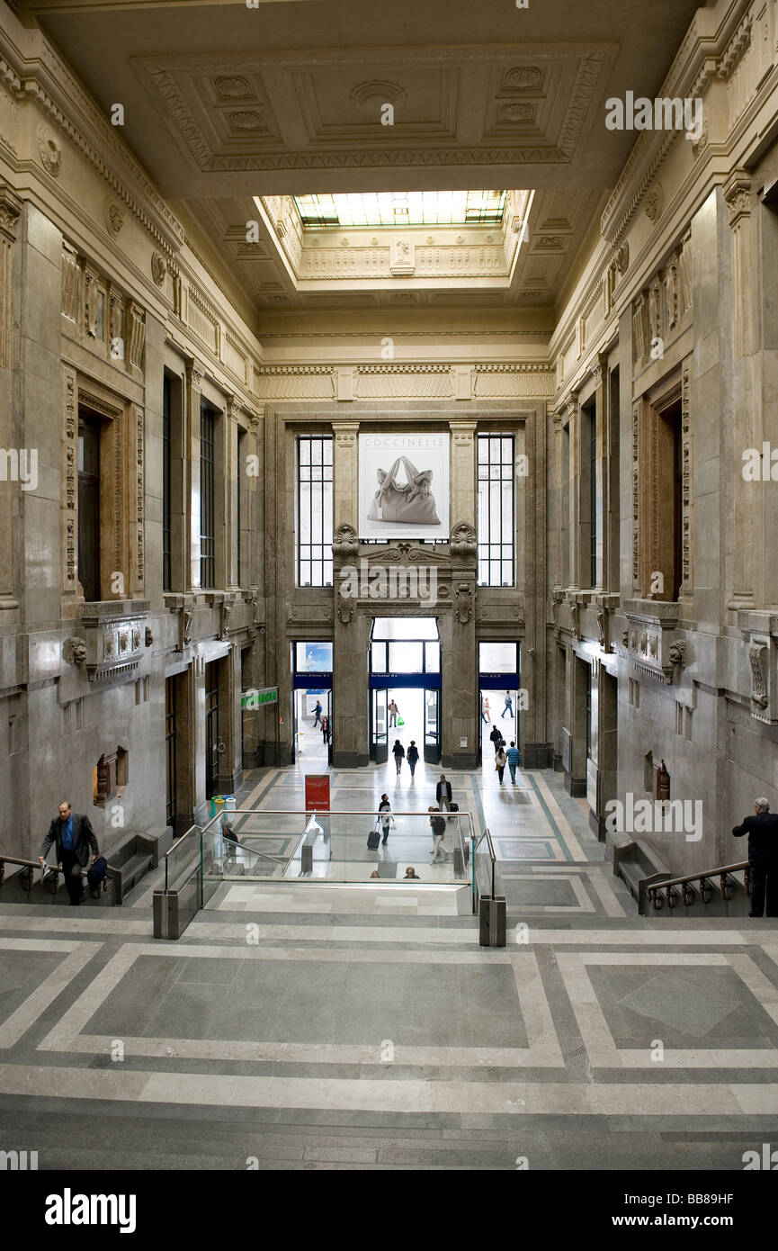 La gare ferroviaire centrale de Milan, Italie Banque D'Images