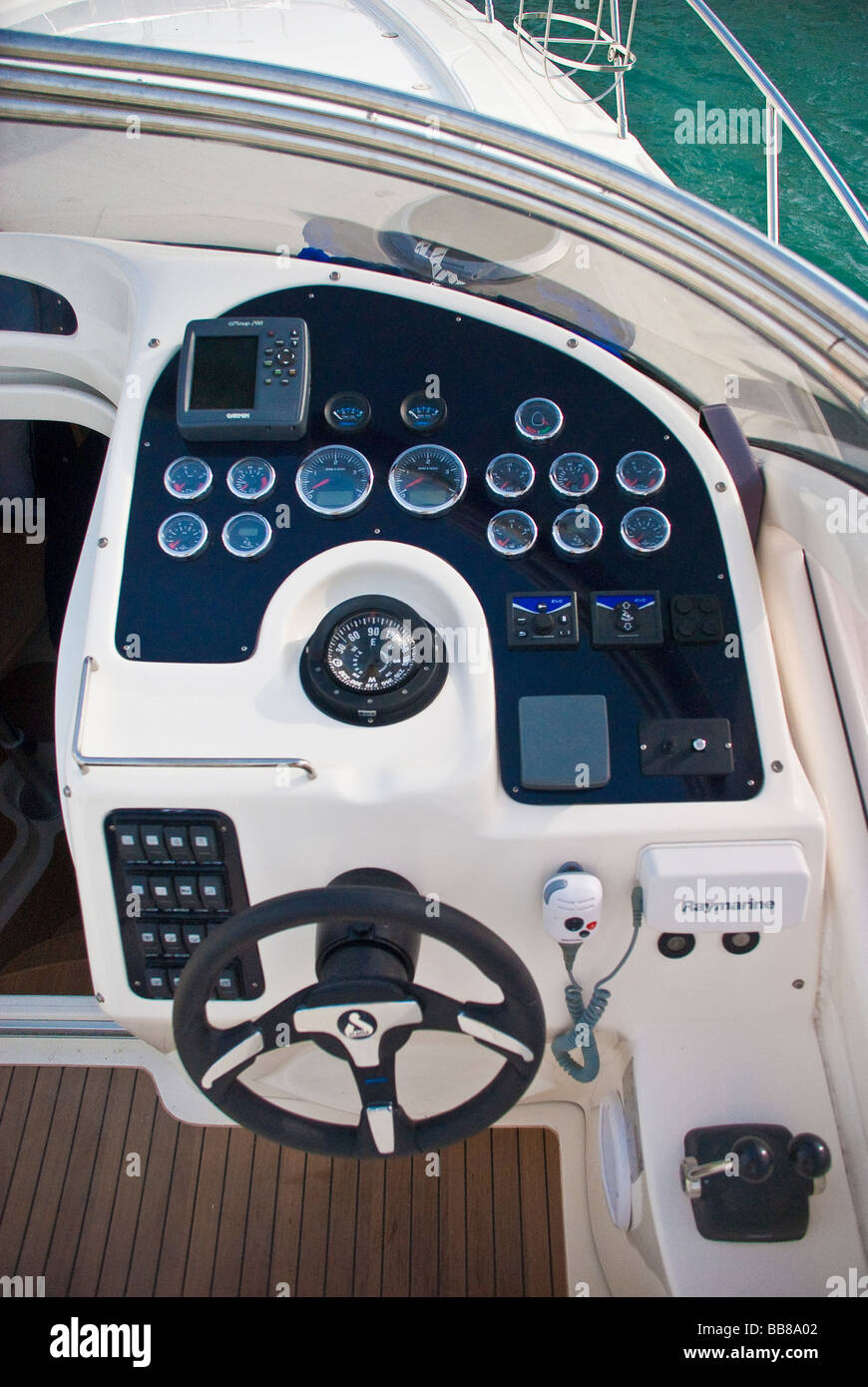 Helm avec compas instrumentation et des instruments de navigation comme un traceur de carte sur un bateau de 37 Stama Banque D'Images