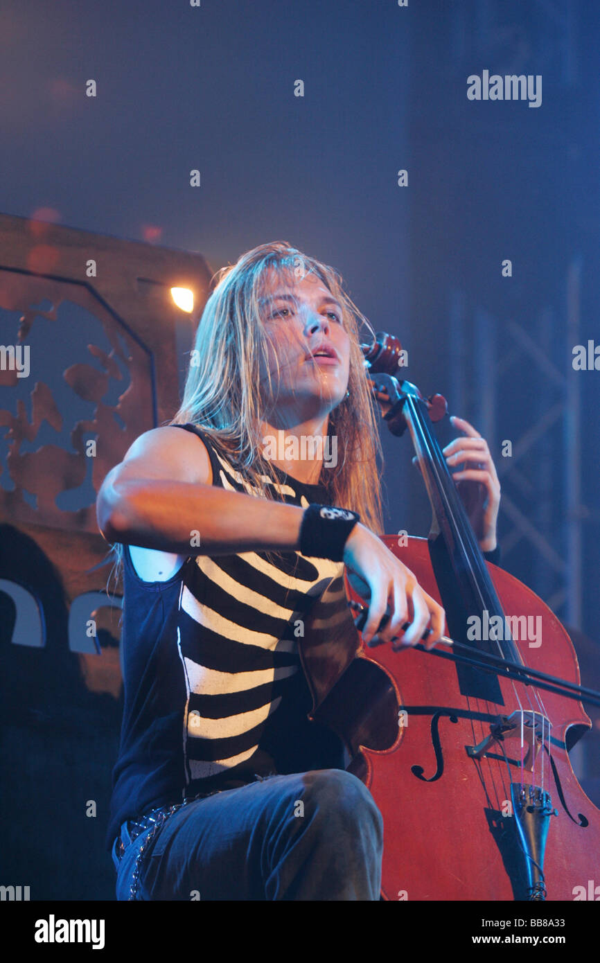 Symphonique Eicca Toppinen du groupe finlandais Apocalyptica, live au Blue Balls Festival de Lucerne Salle du KKL de Lucerne, C Banque D'Images