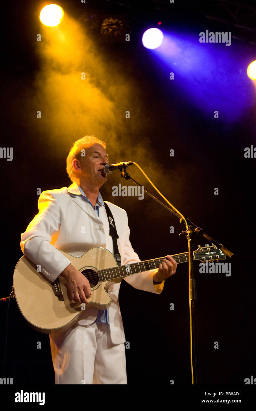 Roland Eberhart, chanteur et leader du groupe de musique folk et pop Suisse Calimeros', 'live at the Musigstadl Horwerhalle dans le hall Banque D'Images