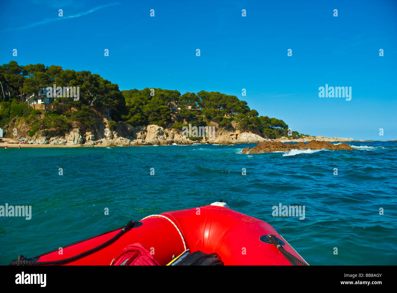 Face d'un bateau gonflable approchant la côte Palamos Costa Brava Catalogne Espagne Banque D'Images