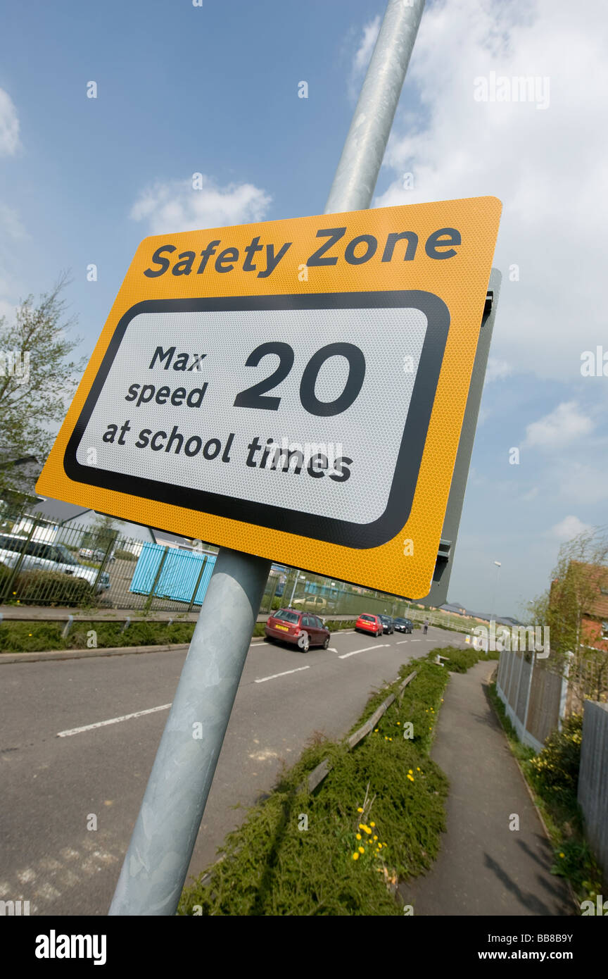 Panneau jaune indiquant une limite de vitesse de 20 miles par heure à l'école fois dans une zone de sécurité à l'extérieur de l'école Banque D'Images