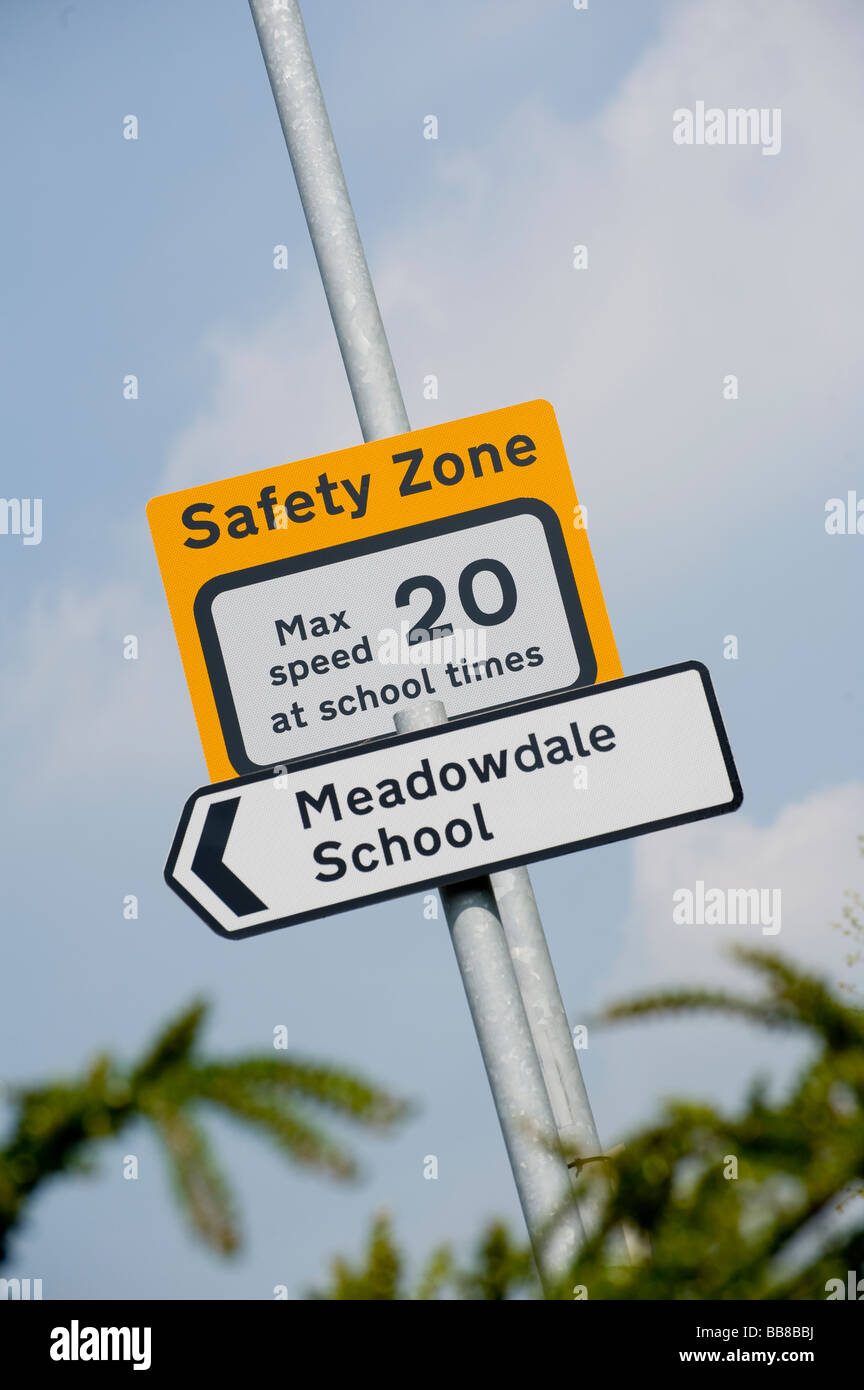 Panneau jaune indiquant une limite de vitesse de 20 miles par heure à l'école fois dans une zone de sécurité à l'extérieur de l'école Banque D'Images