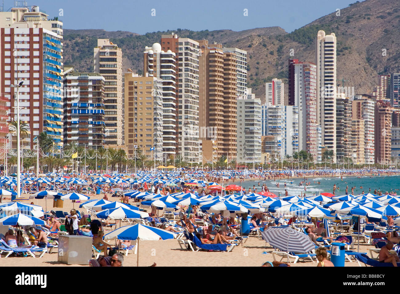 Plage, Playa Levante, Benidorm hotspot touristique, Costa Blanca, Espagne Banque D'Images