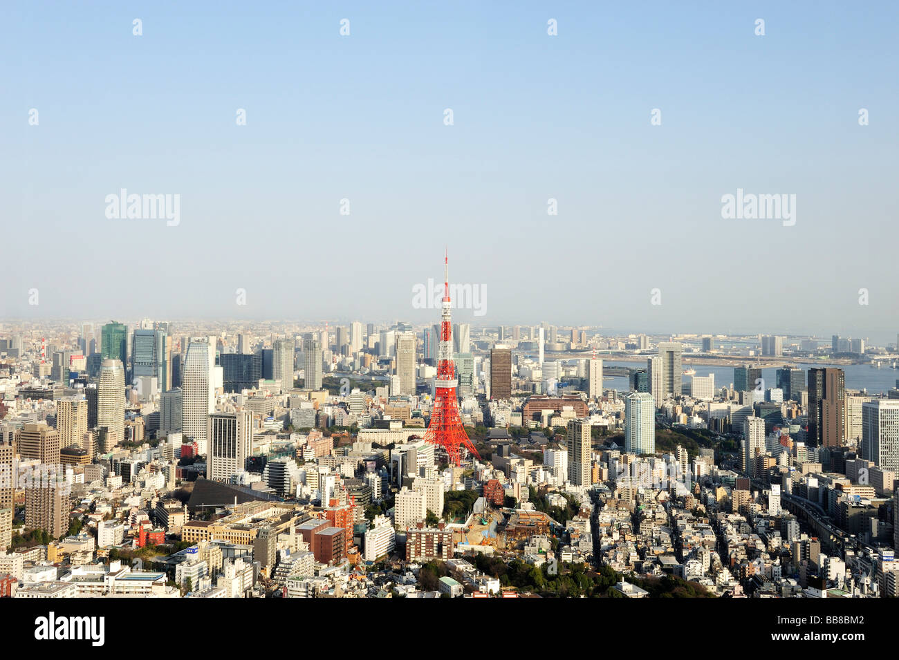 Vue sur Tokyo à partir de la plate-forme d'observation de Roppongi Hills avec Tour de Tokyo et du pont Rainbow, Tokyo, Japon Banque D'Images