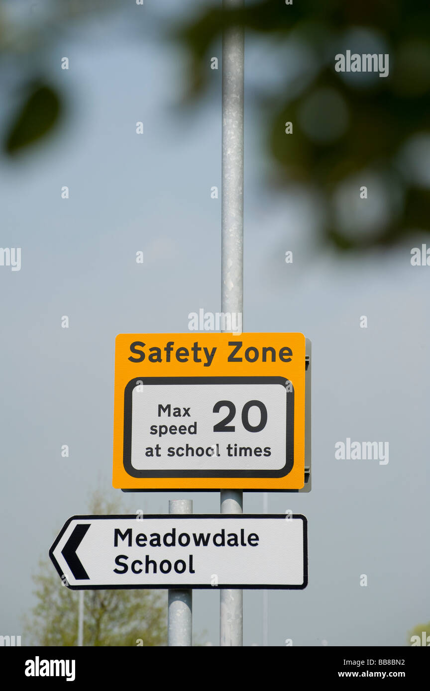 Panneau jaune indiquant une limite de vitesse de 20 miles par heure à l'école fois dans une zone de sécurité à l'extérieur de l'école Banque D'Images