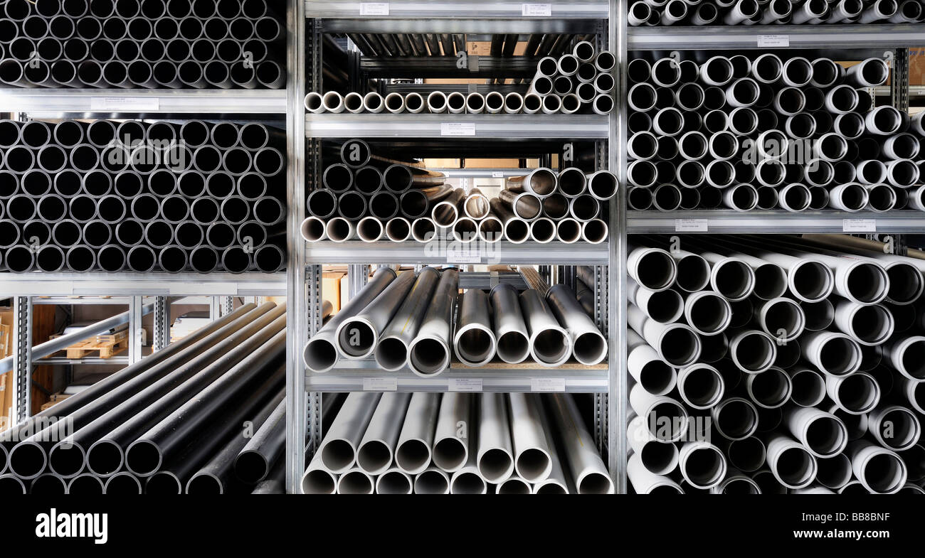 Rack de stockage avec des tuyaux en plastique Photo Stock Alamy