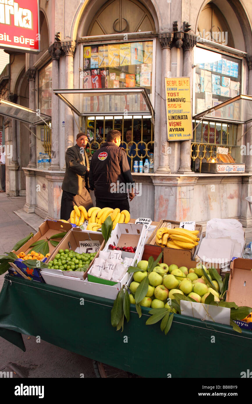 La Turquie Istanbul vendeur de fruits et fruits caler au coin de rue dans le quartier à la tombée du soir Gulhane Banque D'Images