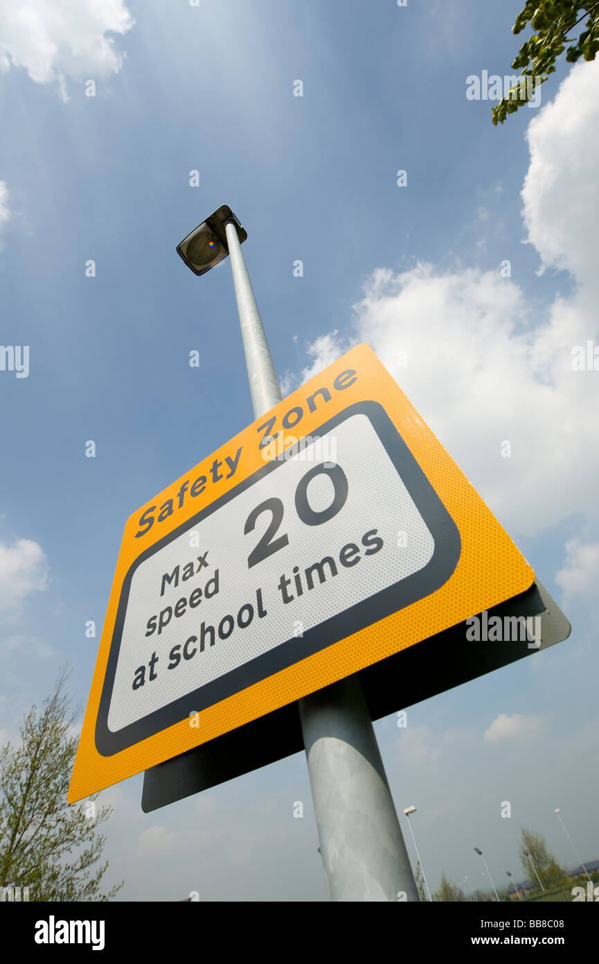 Panneau jaune indiquant une limite de vitesse de 20 miles par heure à l'école fois dans une zone de sécurité à l'extérieur de l'école Banque D'Images