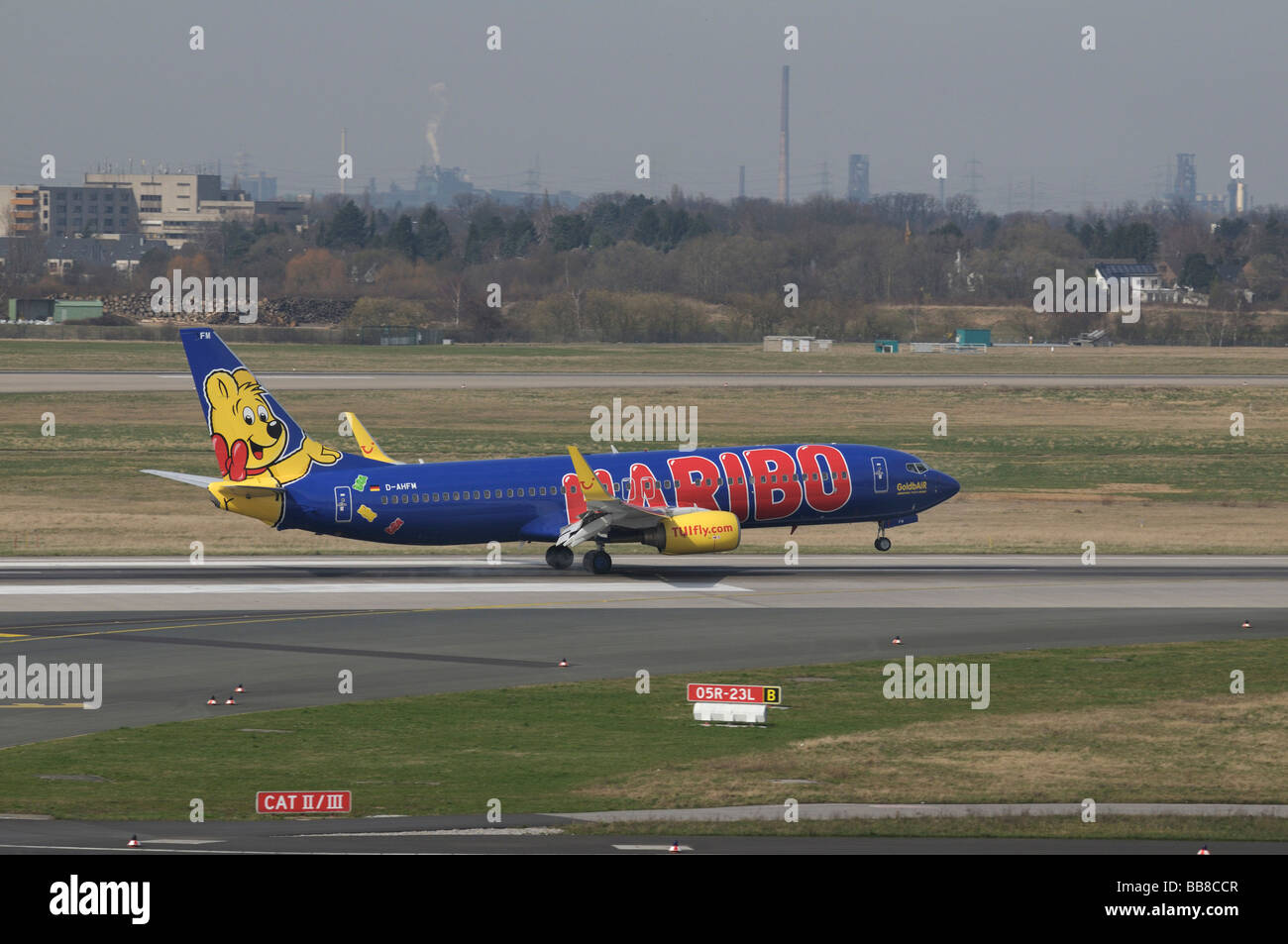 Avion de conception, Haribo im TUIfly Boeing 737-800 GoldbAir sur la piste, l'Aéroport International de Düsseldorf, au nord Rh Banque D'Images