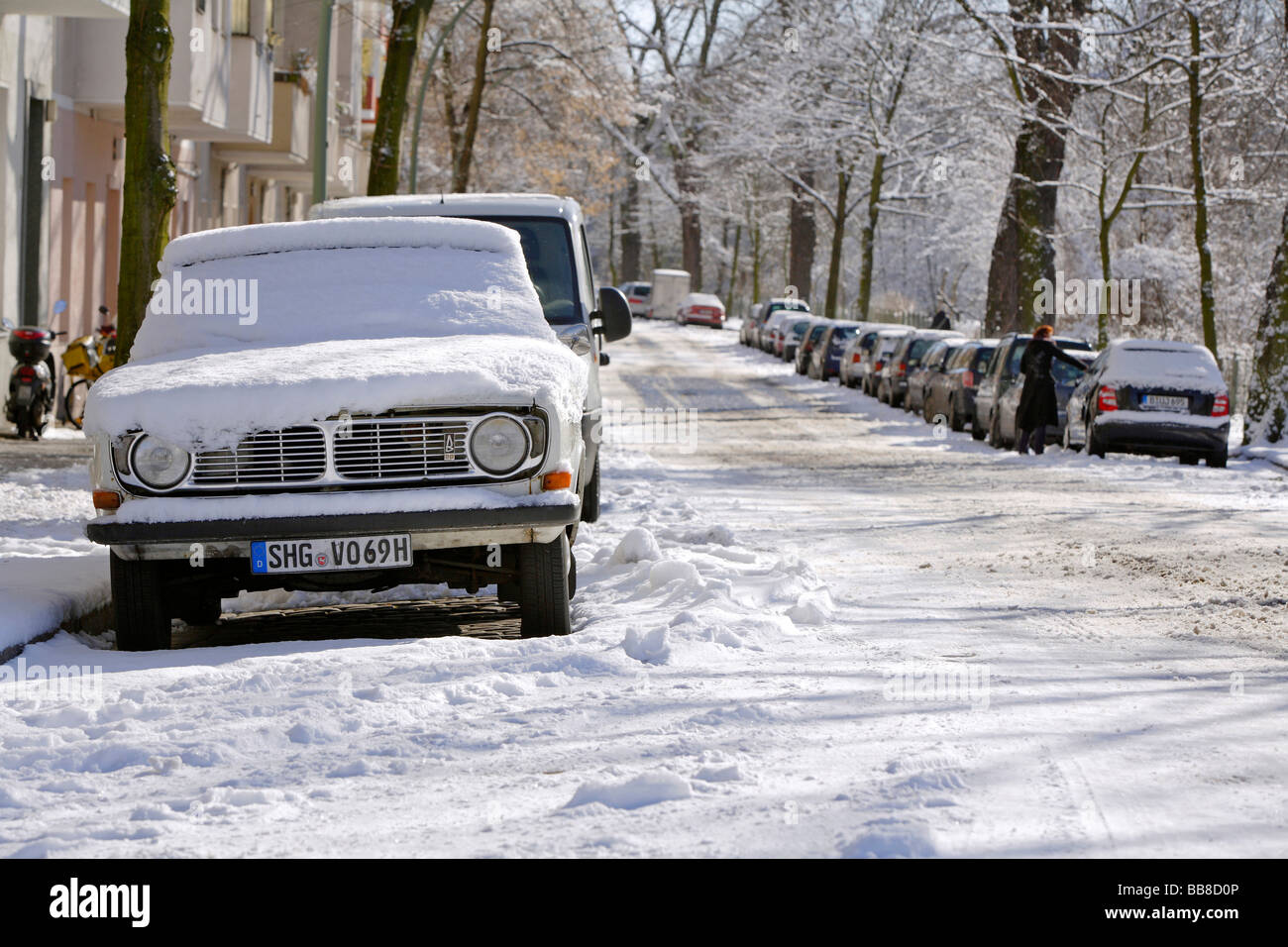 Volvo 140 couverts de neige dans le Kiehlufer à Berlin, Allemagne Banque D'Images