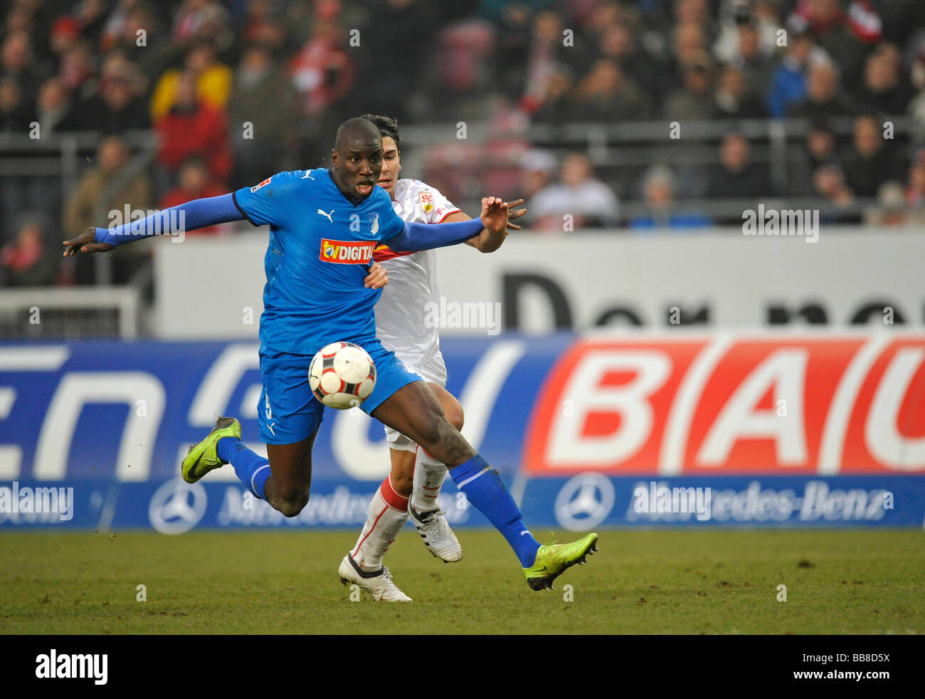 Duel avec un tir au but, Demba Ba, gauche, TSG 1899 Hoffenheim, contre l'acteur national Serdar Tasci, le VfB Stuttgart, droite Banque D'Images