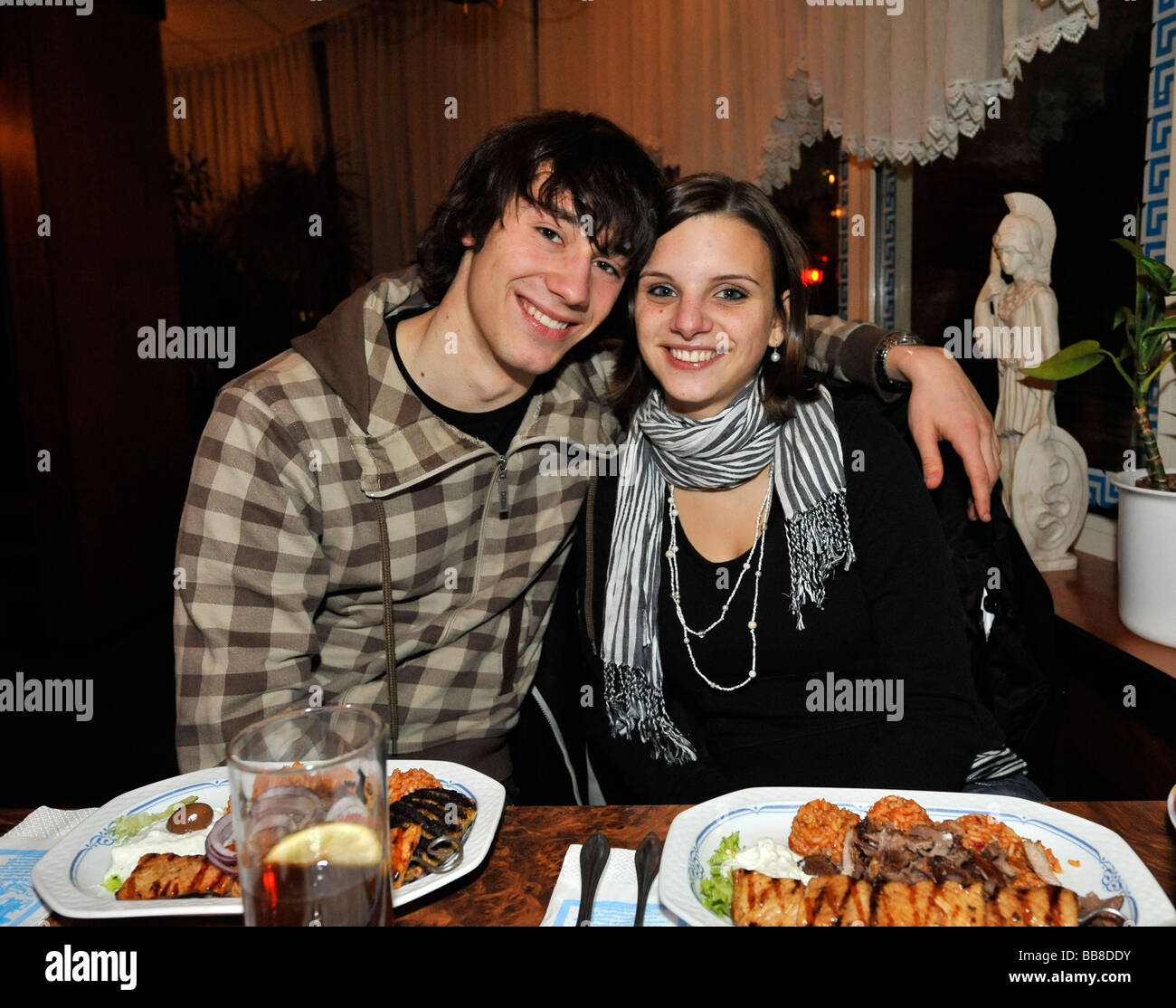Jeune couple dans un restaurant grec Banque D'Images