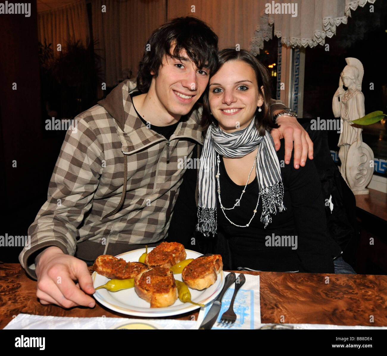 Jeune couple dans un restaurant grec Banque D'Images