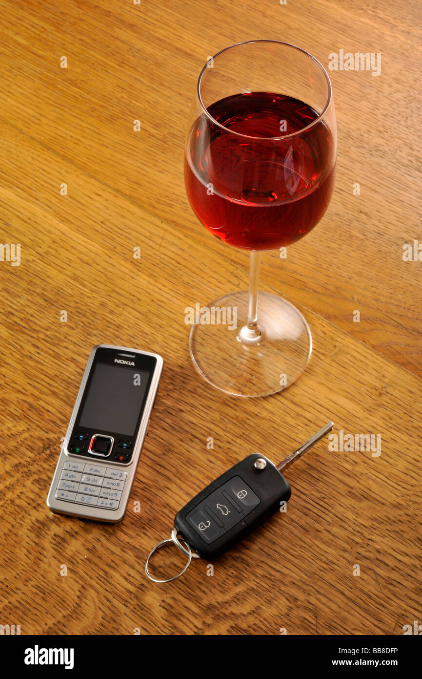 Vin rouge, clés de voiture, symbolique de l'alcool au volant Banque D'Images