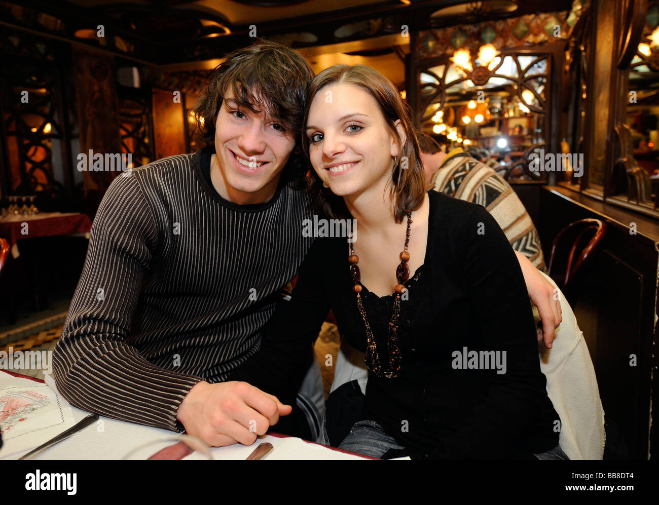 Jeune couple dans l'amour, dans un restaurant, Paris, France, Europe Banque D'Images