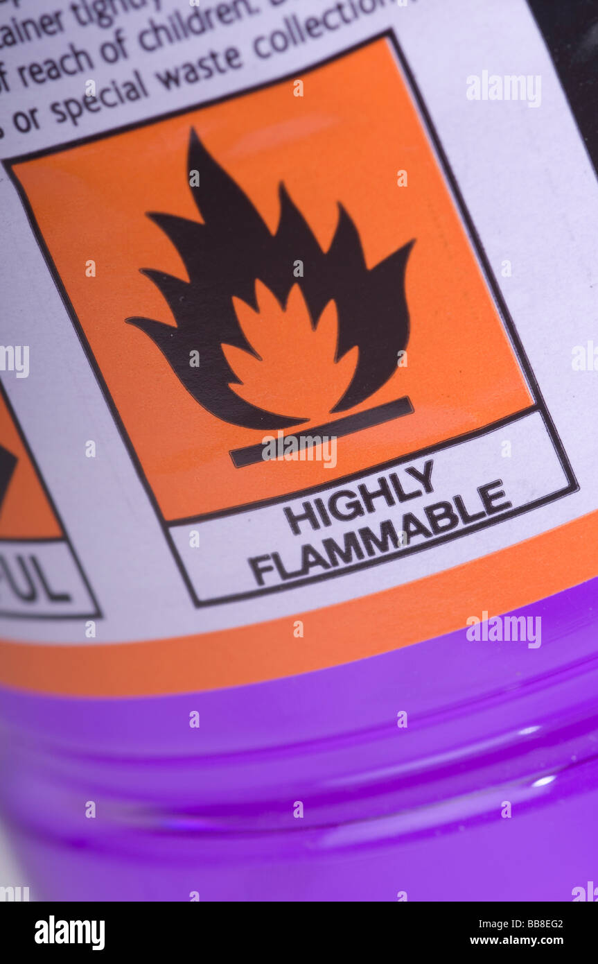 Logo hautement inflammables sur une bouteille en plastique de l'alcool à brûler Banque D'Images