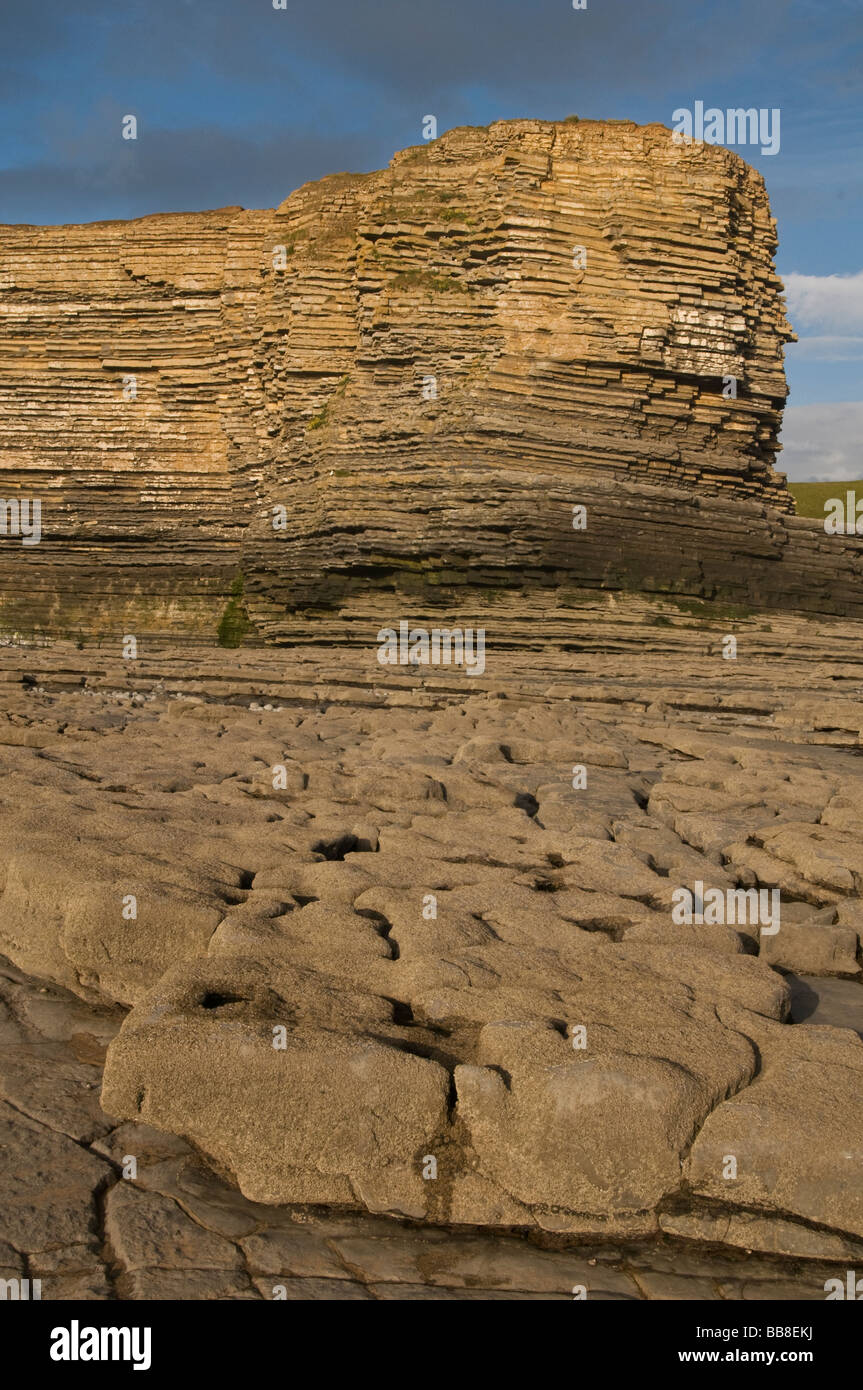 Falaises et rochers à Nash Point sur la côte du Glamorgan Wales Banque D'Images