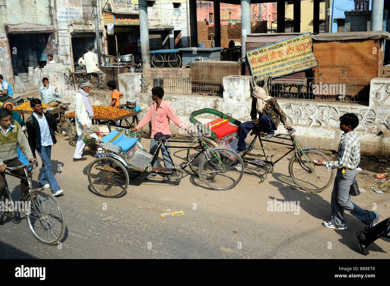 Scène de rue avec location des pousse-pousse, Rajasthan, Inde du Nord, en Asie du Sud Banque D'Images