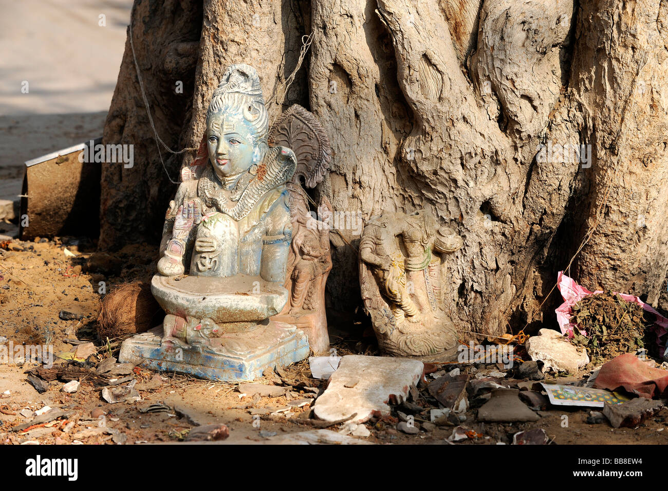 Autel sous un arbre avec une statue du dieu Shiva, Rajasthan, Inde du Nord, en Asie du Sud Banque D'Images