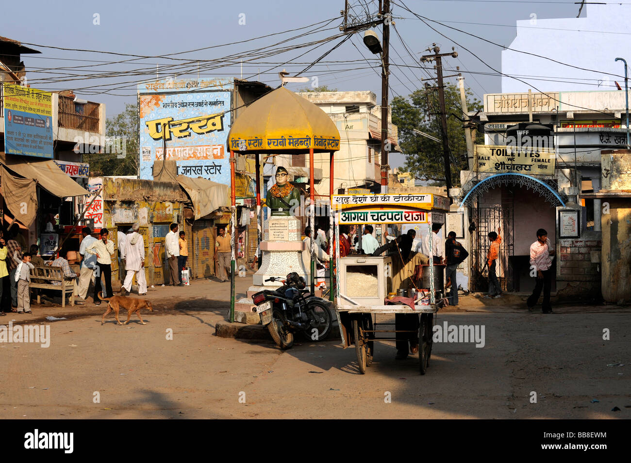 Scène de rue dans le centre-ville de Mandawa, la région de Shekhawati, Rajasthan, Inde du Nord, en Asie du Sud Banque D'Images