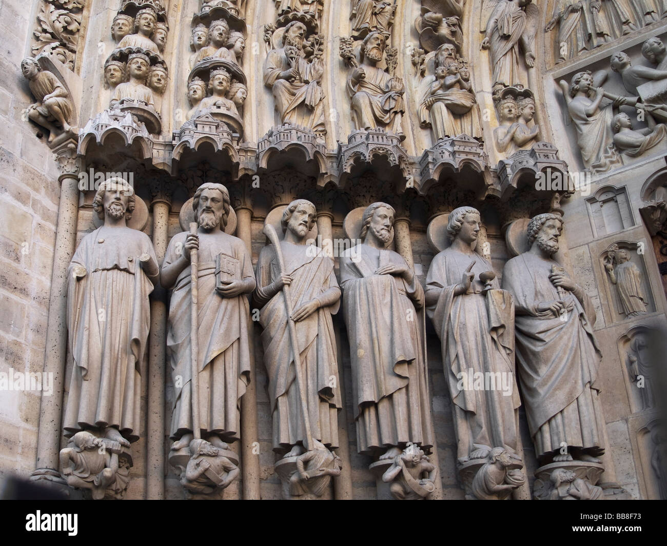 Statues de saints, détail de l'entrée du portail gothique Notre Dame de Paris, Paris, France, Europe Banque D'Images