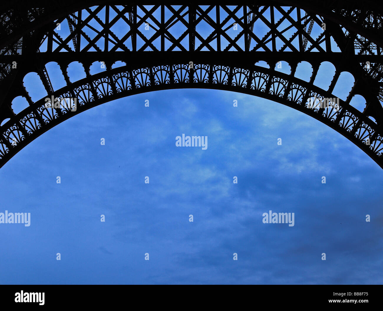 Silhouette de l'arche d'acier de la Tour Eiffel contre le bleu du ciel, Paris, France, Europe Banque D'Images