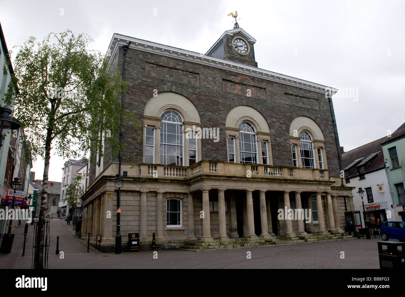 Guildhall Square Carmarthen. Carmarthenshire Cour. Banque D'Images