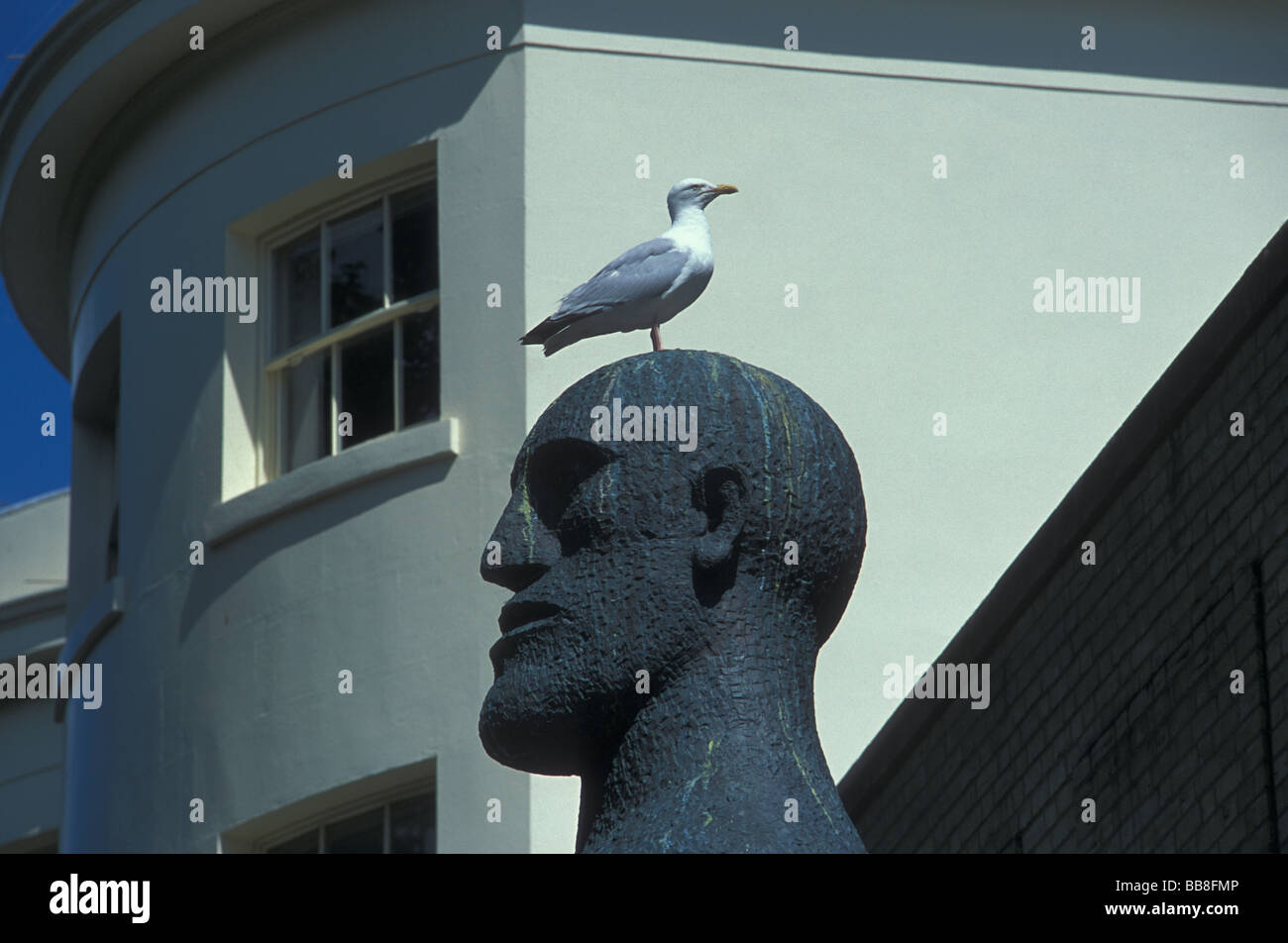 Une mouette est assis sur Dame Elisabeth Frink's head Sculpture intitulée désert Quartet. Worthing. West Sussex, en Angleterre, GB. UK Banque D'Images