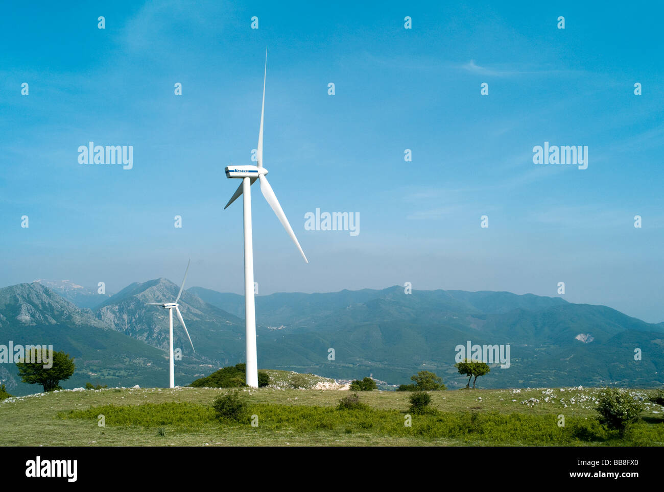 Éoliennes au sommet d'une montagne dans la région de Campanie, Italie Banque D'Images