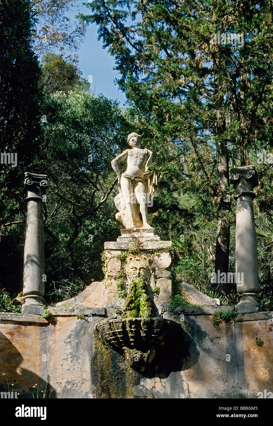 Fontaine et statue en haut d'un escalier de style Renaissance, la Raixa Gardens, près de Bunyola, Serra de Tramuntana mountain r Banque D'Images