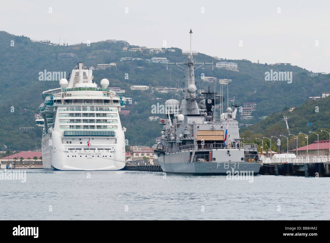 La frégate néerlandaise Hr Ms van Amstel et bateau de croisière SERENADE OF THE SEAS visiter Charlotte Amalie Banque D'Images