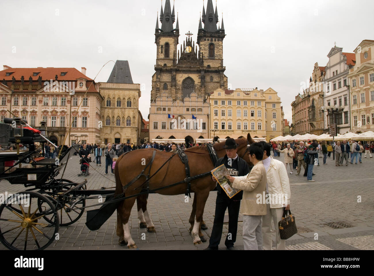 Prague République tchèque les touristes avec une carte rechercher des informations à partir d'un conducteur de chariot à cheval dans la capitale Banque D'Images