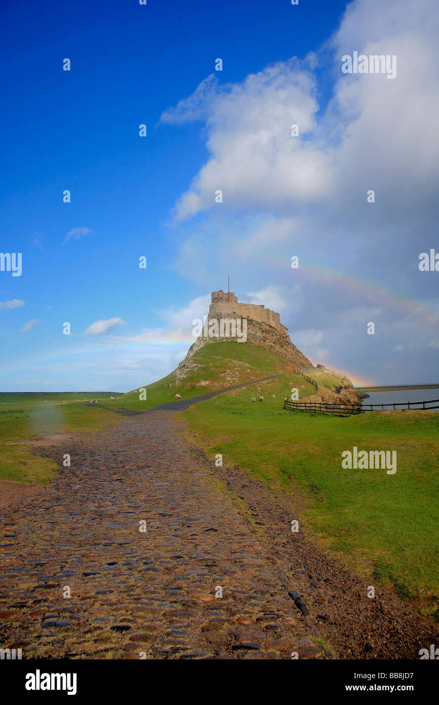 Tempête arc-en-ciel Château de Lindisfarne Île Sainte de la côte nord de Lindisfarne Comté de Northumbrie Northumbrie England UK Banque D'Images