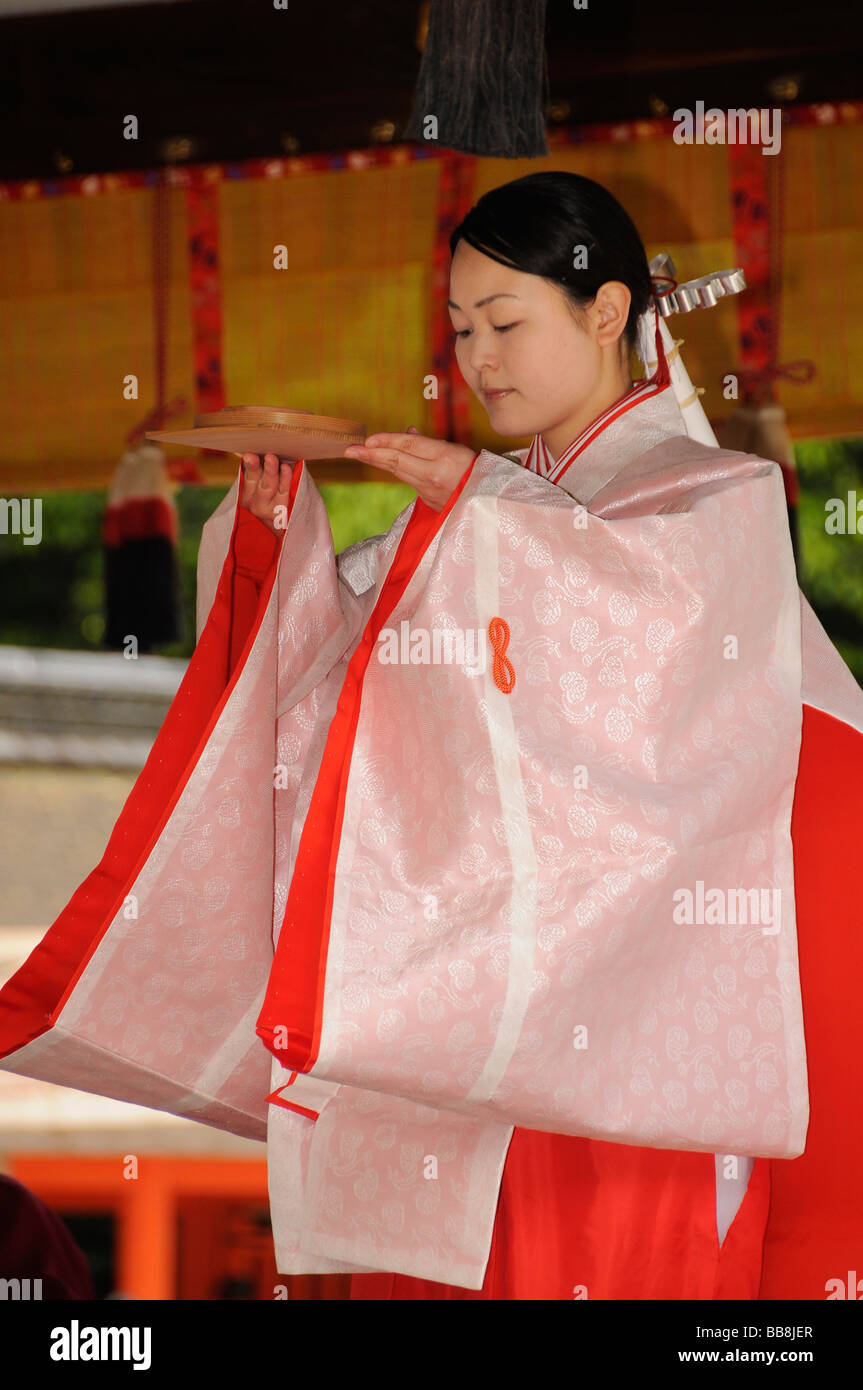 Miko, serviteur du temple, offrant même à une cérémonie rituelle au Sanctuaire Shimogamo-jinja, Kyoto, Japon, Asie Banque D'Images