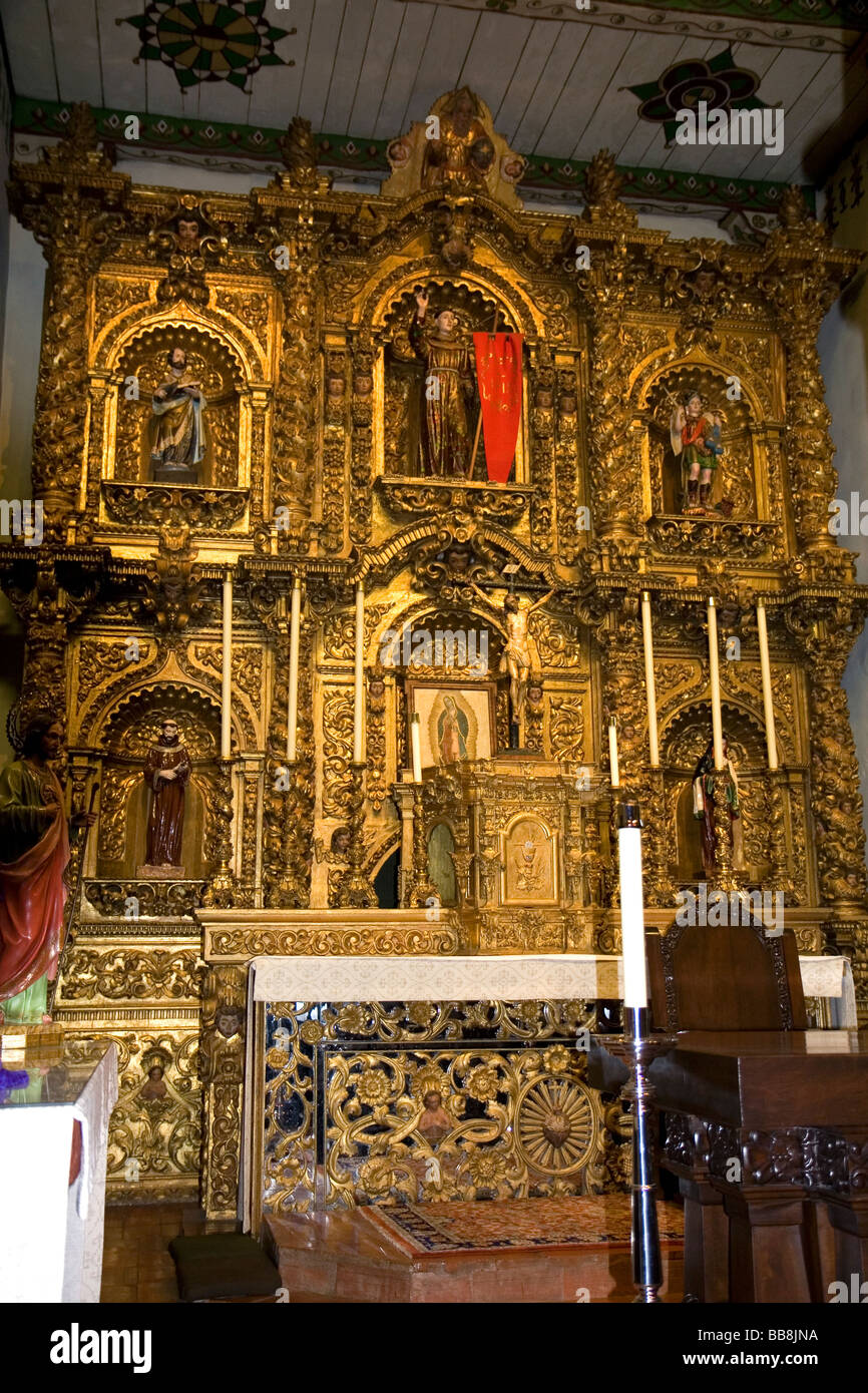 L'autel d'or à l'intérieur du Père Serra s'église de la Mission San Juan Capistrano California USA Banque D'Images