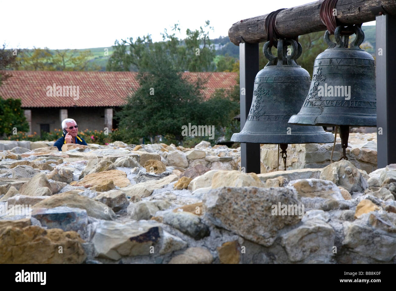 Deux des cloches d'origine San Vicente et San Juan de la grande pierre clocher de l'église de la Mission San Juan Capistrano Cal Banque D'Images
