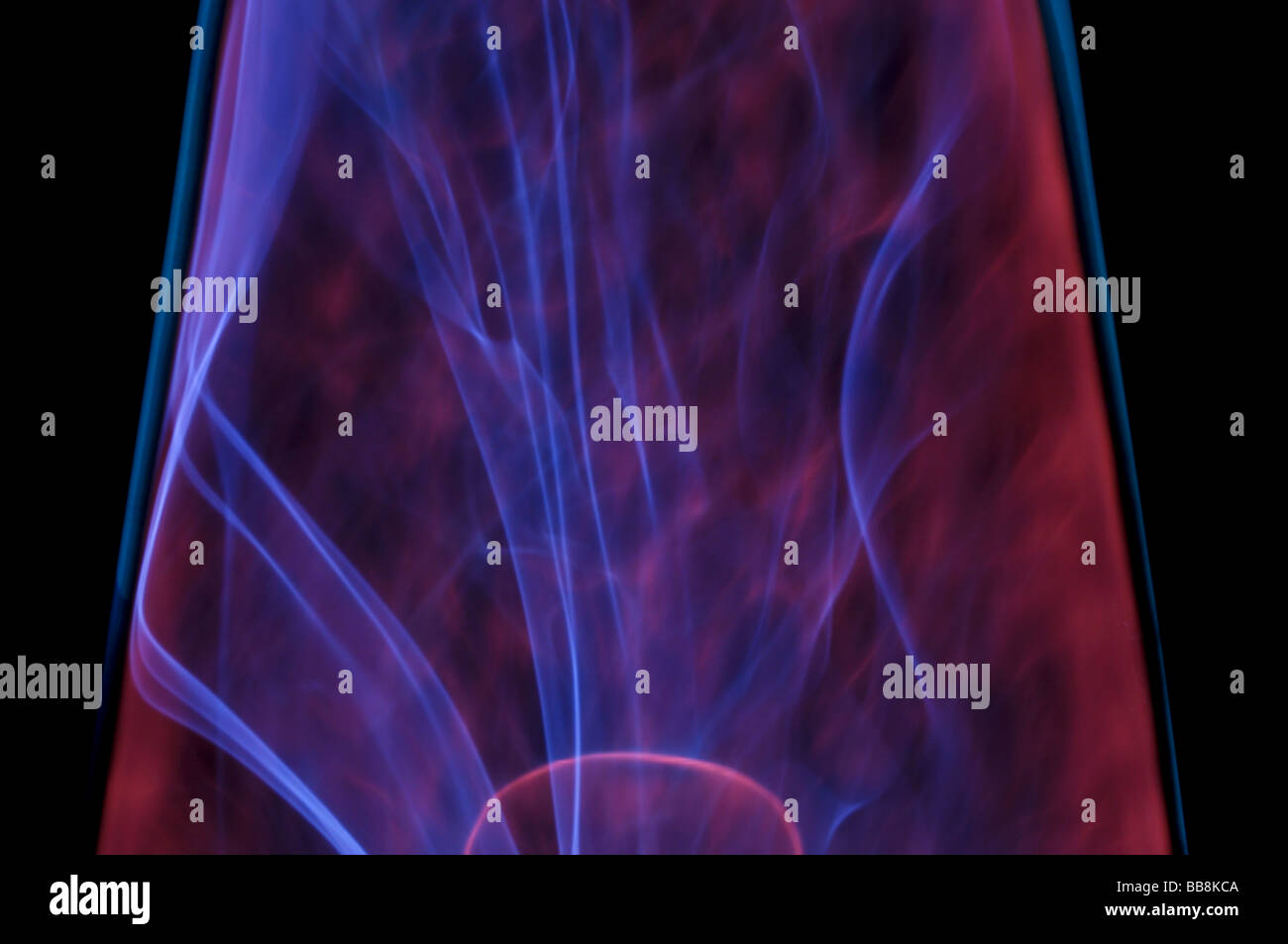 Gros plan d'une lampe à décharge de plasma montrant des vrilles qui s'étend verticalement bleu une lueur Rose approfondie Banque D'Images