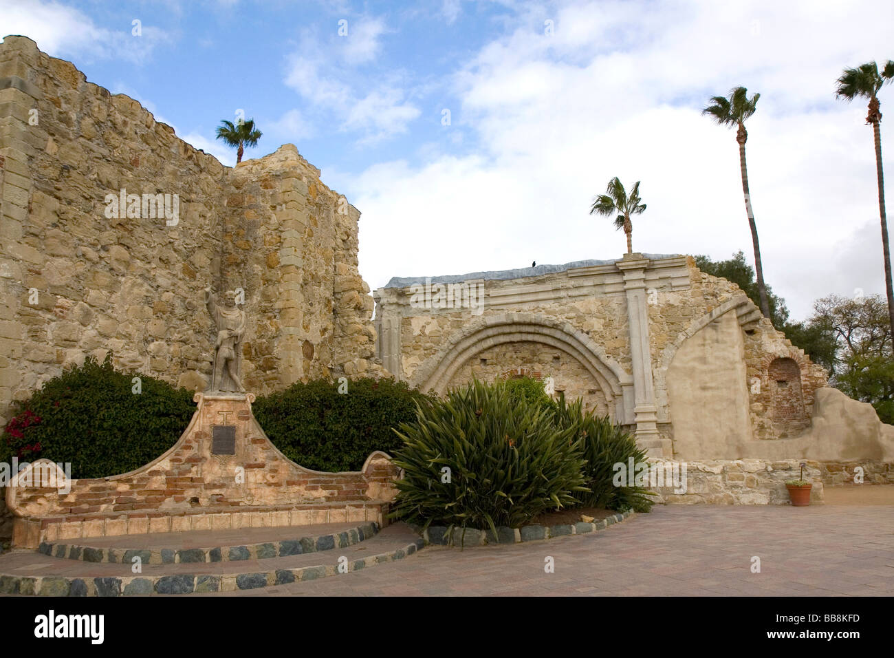 Ruines de la grande église de pierre à la mission de San Juan Capistrano California USA Banque D'Images
