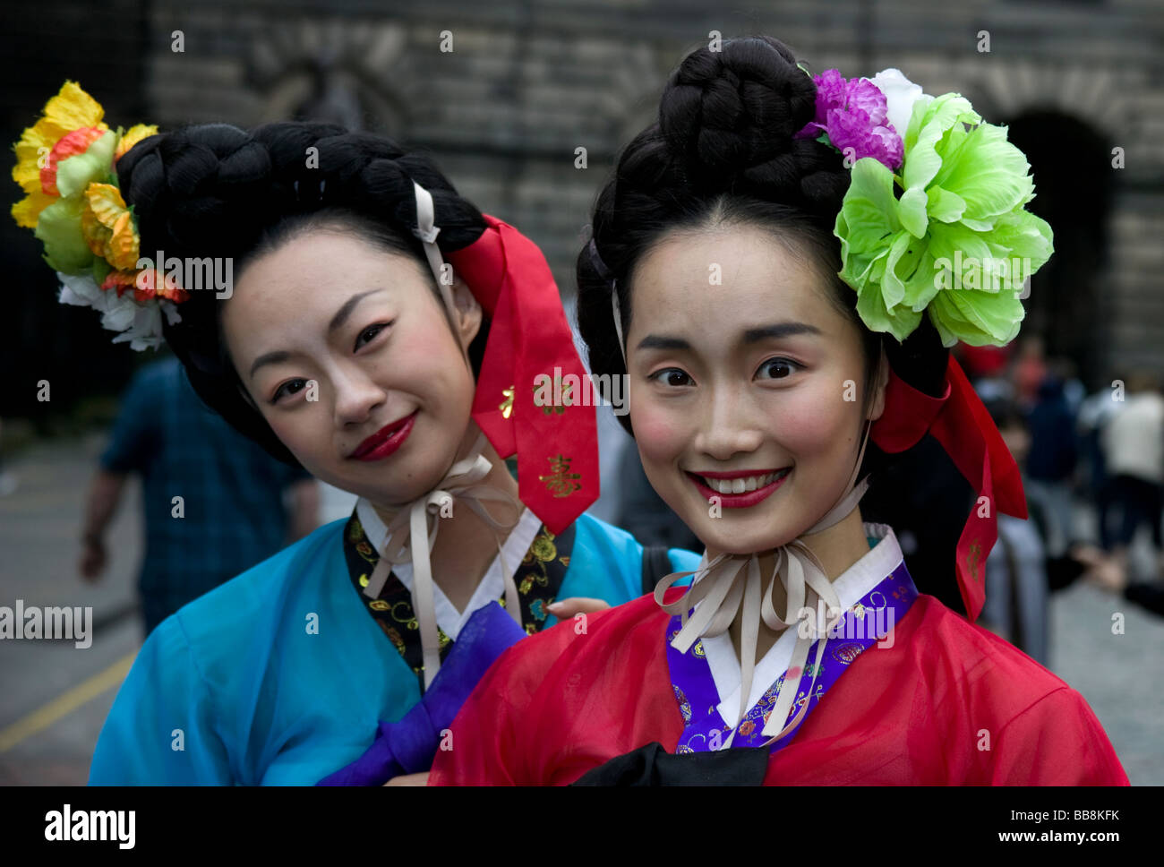 Deux femelles orientales montrent la promotion de l'Edinburgh Fringe Festival, en Écosse au Royaume-Uni, en Europe Banque D'Images