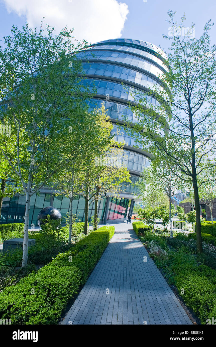 Hôtel de Ville , plus London Riverside , bloc de bureau verre contemporain moderne & Potters Field Park avec boule noir poli Banque D'Images