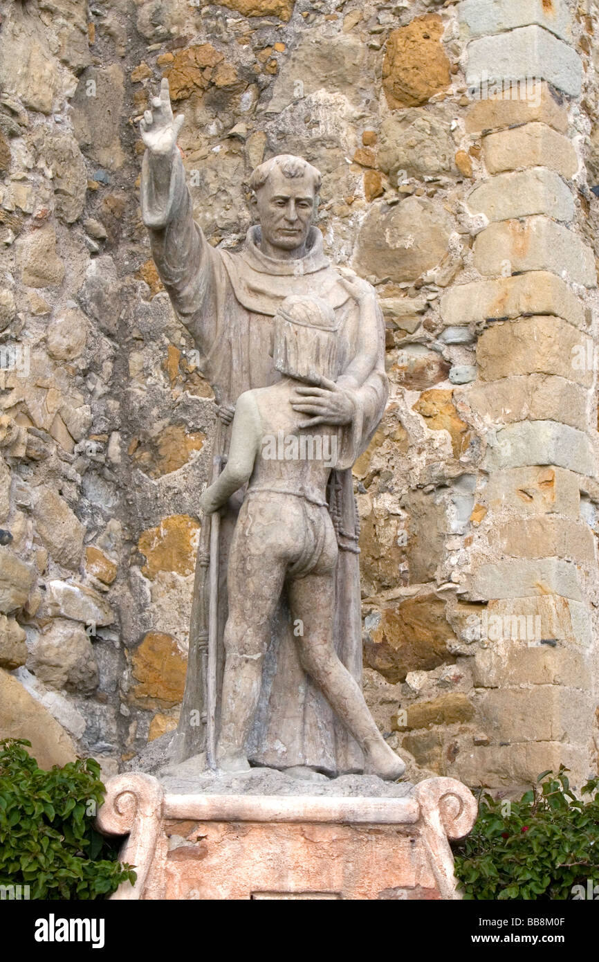 Statue devant la grande église de pierre à la mission de San Juan Capistrano California USA Banque D'Images