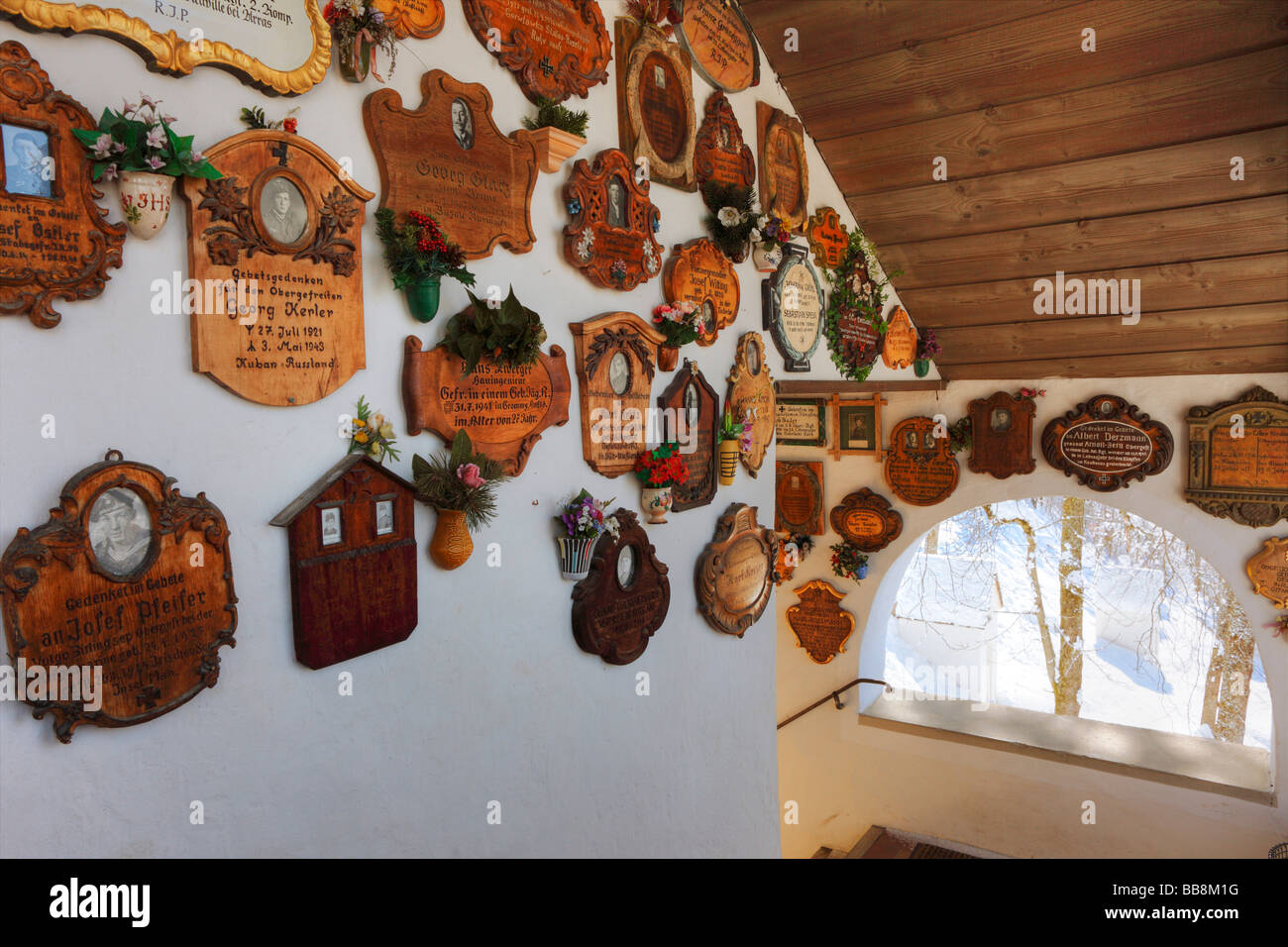 Des plaques commémoratives en bois pour les soldats tués en action dans l'Église Votive de St Anton près de Garmisch-Partenkirchen, Werdenfels Banque D'Images