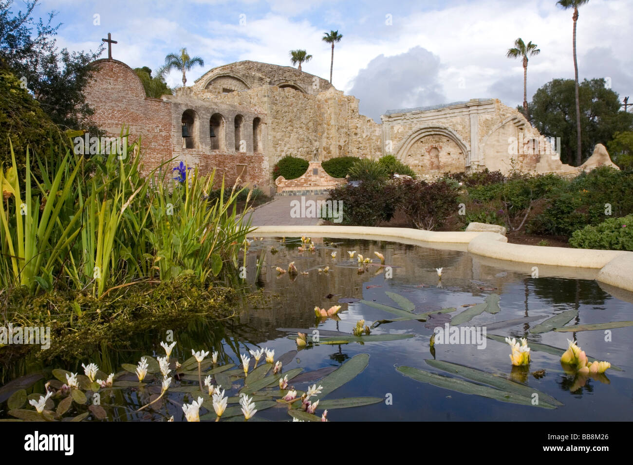 Ruines de la grande église de pierre à la mission de San Juan Capistrano California USA Banque D'Images