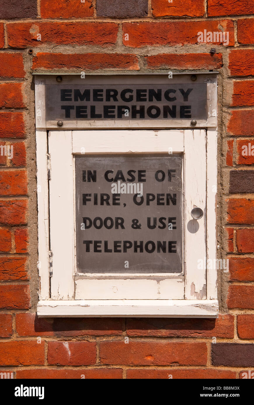 Un téléphone d'urgence en cas de feu, ouvrez la porte et utilisez le téléphone Banque D'Images