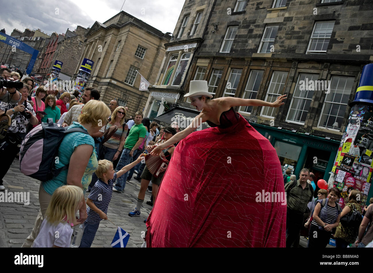 Edinburgh Fringe Festival interprète divertit jeune public, en Écosse au Royaume-Uni, en Europe Banque D'Images