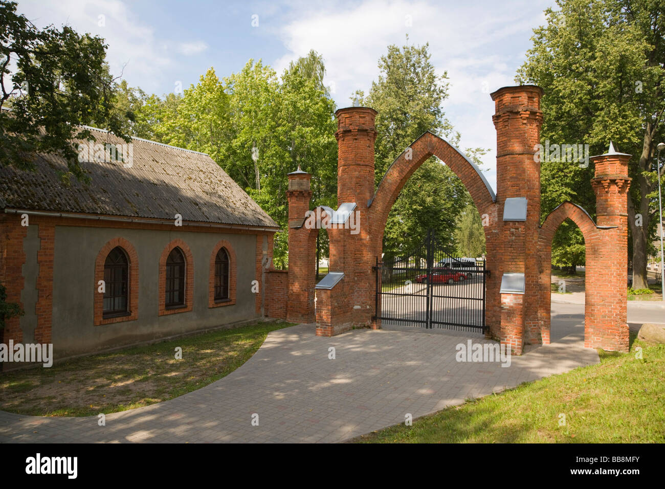 Gate et le gardien's Cottage, Preili park, Preili, Latgalia, la Lettonie, la région de la Baltique Banque D'Images