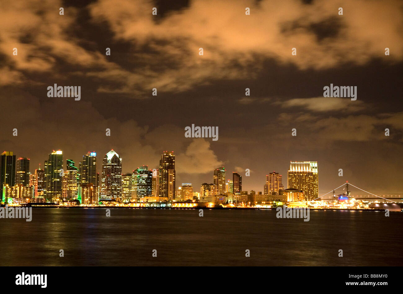 San Diego skyline at night dans le sud de la Californie USA Banque D'Images